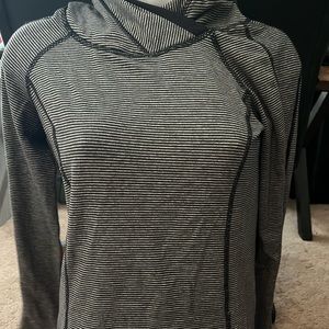 Lululemon size 4 long sleeve top black & white